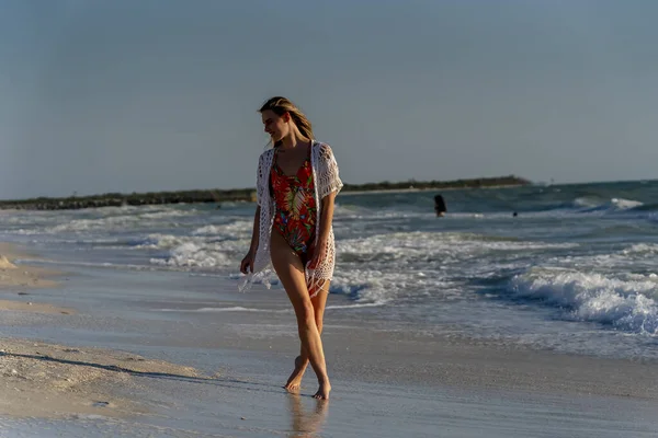 Vacker Brunett Bikini Modell Njuter Vädret Utomhus Stranden — Stockfoto