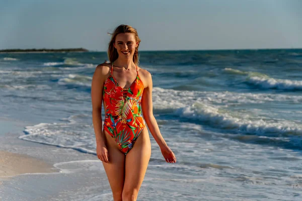 Ein Schönes Brünettes Bikini Model Genießt Das Wetter Draußen Strand — Stockfoto