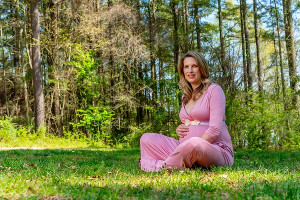 Beautiful Expectant Mother Poses Outdoor Environment — Stock Photo, Image