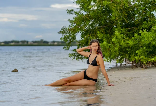 Model Bikini Berambut Cokelat Yang Cantik Menikmati Cuaca Luar Rumah — Stok Foto