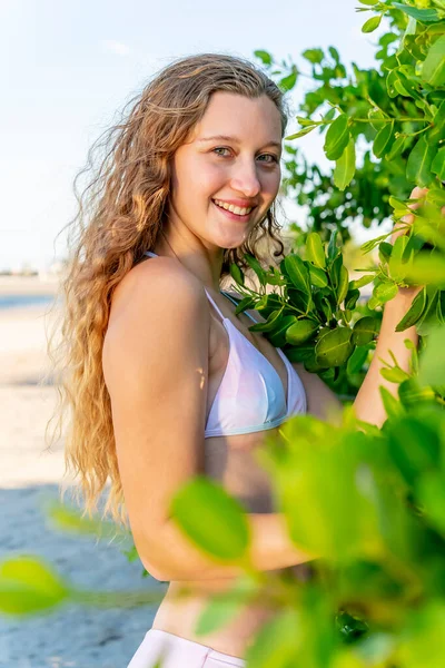 Vacker Blond Bikini Modell Njuter Vädret Utomhus Stranden — Stockfoto