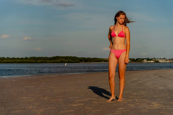 Güzel Sarışın Bir Bikini Mankeni Sahilde Açık Havanın Tadını Çıkarıyor — Stok fotoğraf