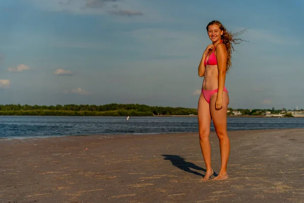 Una Bella Modella Bionda Gode Tempo All Aperto Sulla Spiaggia — Foto Stock