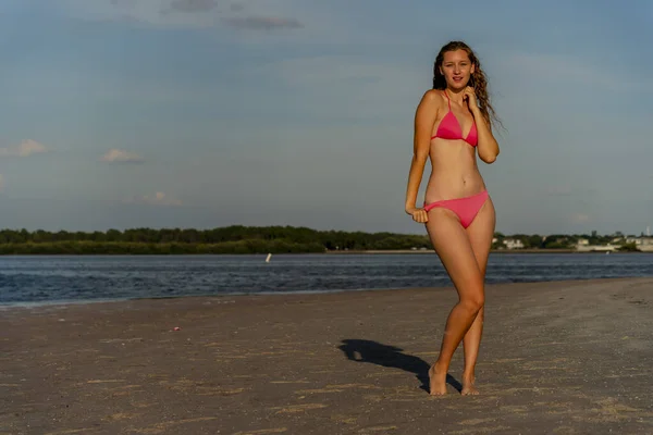 Beau Modèle Bikini Blond Profite Temps Plein Air Sur Plage — Photo