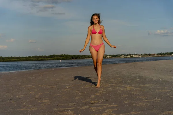 Egy Gyönyörű Szőke Bikini Modell Élvezi Időjárást Tengerparton — Stock Fotó