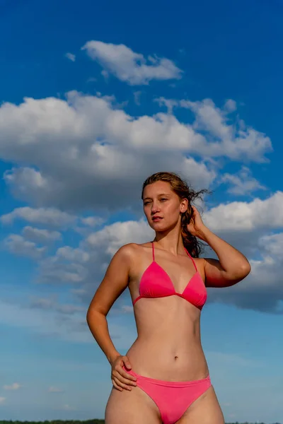 Piękna Blondynka Model Bikini Cieszy Się Pogodą Zewnątrz Plaży — Zdjęcie stockowe