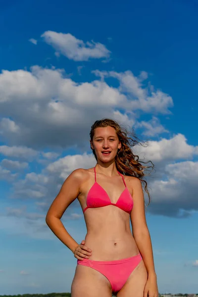 Een Mooie Blonde Bikini Model Geniet Van Het Weer Buiten — Stockfoto