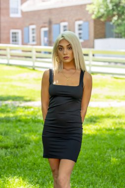 Sarışın bir model şehir ortamında poz veriyor.