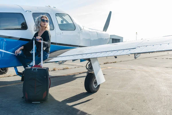Wspaniała Młoda Blondynka Modelka Pozuje Zewnątrz Samolotem Jednosilnikowym Lokalnym Lotnisku — Zdjęcie stockowe