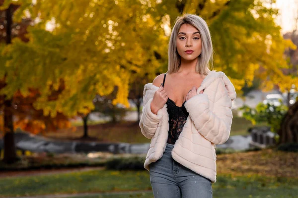 Nádherný Mladý Blondýny Model Pózuje Venku Zároveň Užívá Podzimní Den — Stock fotografie