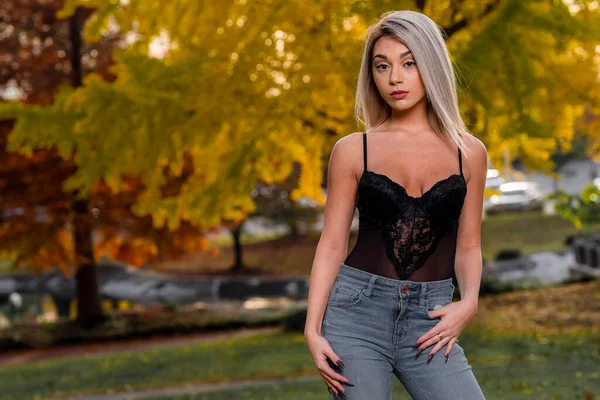 Gorgeous Young Blonde Model Poses Outdoors While Enjoying Autumn Day — Stock Photo, Image