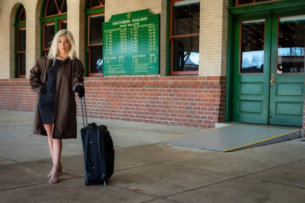 Een Prachtig Jong Blond Model Poseert Buiten Terwijl Het Wachten — Stockfoto