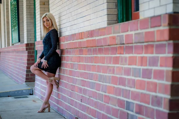 Gorgeous Young Blonde Model Poses Outdoors While Waiting Train Train — Stock Photo, Image
