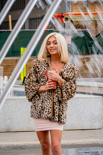 Vacker Ung Blond Modell Poserar Utomhus Medan Njuter Vinterdag Stadsmiljö — Stockfoto