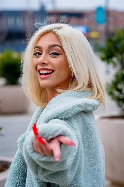 Wspaniała Młoda Blondynka Modelka Pozuje Zewnątrz Ciesząc Się Zimą — Zdjęcie stockowe