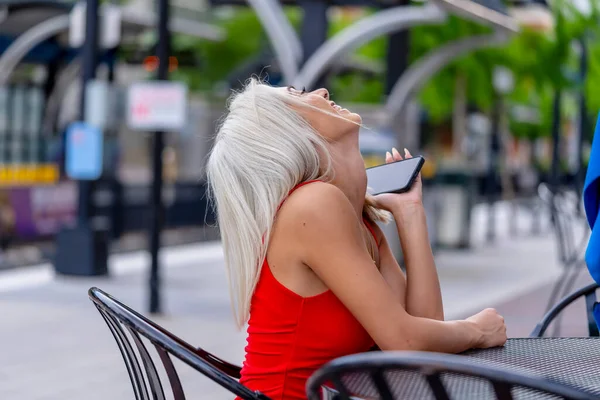 Vacker Blond Modell Poserar Utomhus Urban Miljö — Stockfoto