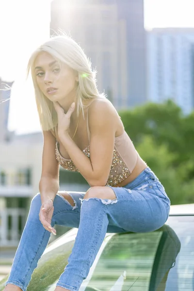 Een Prachtig Blond Model Poseert Buiten Een Stedelijke Omgeving — Stockfoto