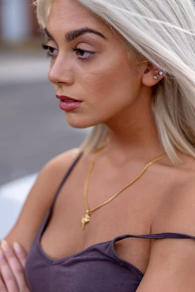 Великолепная Блондинка Позирует Улице Городской Среде — стоковое фото