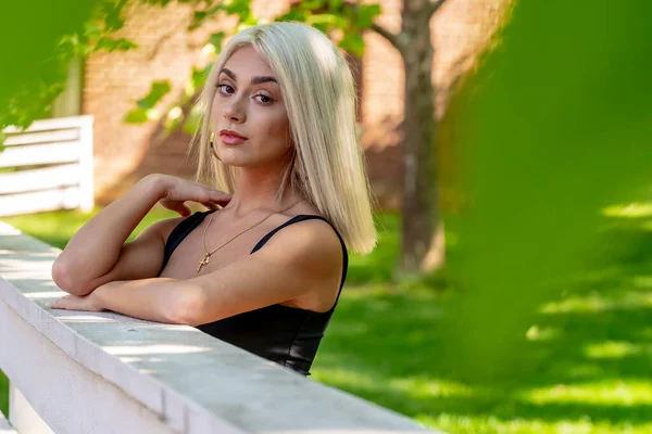 Nádherný Blondýny Model Představuje Venku Městském Prostředí — Stock fotografie