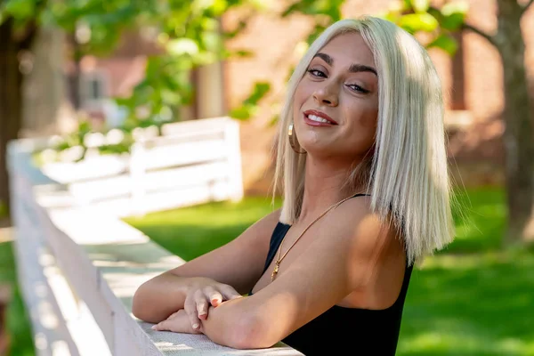 Een Prachtig Blond Model Poseert Buiten Een Stedelijke Omgeving — Stockfoto