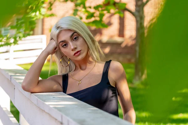 Una Hermosa Modelo Rubia Posa Aire Libre Entorno Urbano — Foto de Stock