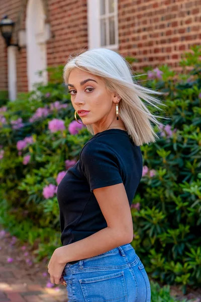 Magnifique Modèle Blond Pose Extérieur Dans Environnement Urbain — Photo