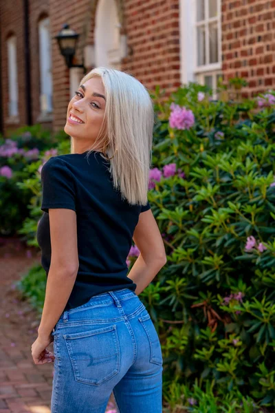 Una Hermosa Modelo Rubia Posa Aire Libre Entorno Urbano —  Fotos de Stock