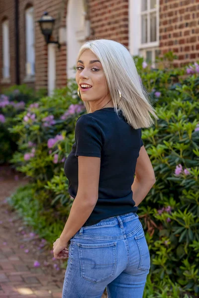 Ein Hinreißendes Blondes Model Posiert Freien Einer Städtischen Umgebung — Stockfoto