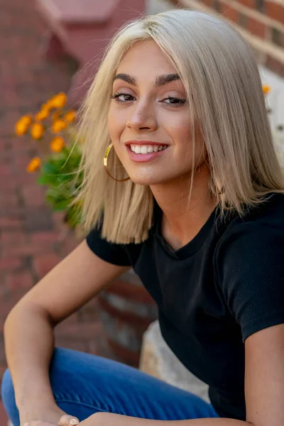 Magnifique Modèle Blond Pose Extérieur Dans Environnement Urbain — Photo