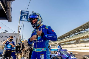 ABD 'li JIMMIE JOHNSON (R) (48) Indianapolis, Indiana' daki Indianapolis Motor Yarış Pisti 'nde GMR Grand Prix için pratik yapmaya hazırlanıyor..