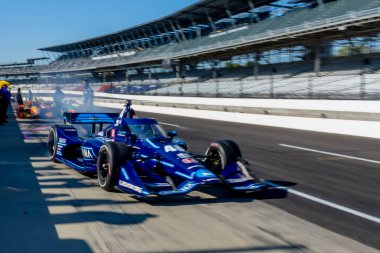 ABD 'li JIMMIE JOHNSON (R) (48) Indianapolis, Indiana' daki Indianapolis Motor Yarış Pisti 'nde GMR Grand Prix için pratik yapmaya hazırlanıyor..