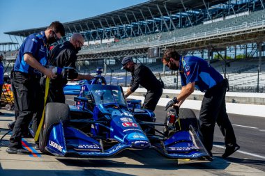 ABD 'li JIMMIE JOHNSON (R) (48) Indianapolis, Indiana' daki Indianapolis Motor Yarış Pisti 'nde GMR Grand Prix için pratik yapmaya hazırlanıyor..