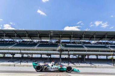 Kanada 'nın Stouffville kentinden DALTON KELLETT (4), Indianapolis, Indiana' daki Indianapolis Motor Yarış Pisti 'nde GMR Grand Prix antrenmanına hazırlanırken tuğla bahçesini geçmektedir..