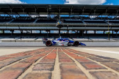 Barcelona, İspanya 'dan ALEX PALOU (10), Indianapolis, Indiana' daki Indianapolis Motor Yarış Pisti 'nde GMR Grand Prix antrenmanına hazırlanırken tuğla bahçesini geçiyor..