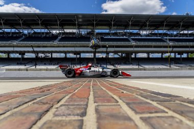 Tokyo, Japonya 'dan TAKUMA SATO (30) Indianapolis, Indiana' daki Indianapolis Motor Yarış Pisti 'nde GMR Grand Prix' sine hazırlanırken tuğla bahçesini geçiyor..