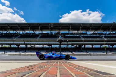 Dubai, Birleşik Arap Emirlikleri 'nden ED JONES (18), Indianapolis, Indiana' daki Indianapolis Motor Yarış Pisti 'nde GMR Grand Prix antrenmanına hazırlanırken tuğla bahçesini geçiyor..