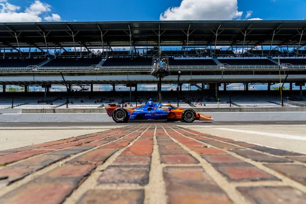 Scott Dixon Auckland Nova Zelândia Atravessa Quintal Tijolos Enquanto Prepara — Fotografia de Stock