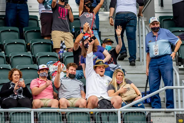 Fans Beobachten Ihre Lieblingsfahrer Wenn Der Indianapolis Motor Speedway Gastgeber — Stockfoto