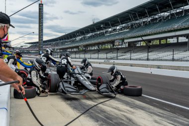 Le Mans, Fransa 'dan SEBASTIEN BOURDAIS (14), Indianapolis Indiana' daki Indianapolis Motor Yarış Pisti 'nde GMR Grand Prix sırasında arabasını hizmete soktu..