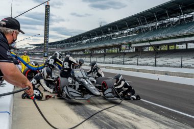 Le Mans, Fransa 'dan SEBASTIEN BOURDAIS (14), Indianapolis Indiana' daki Indianapolis Motor Yarış Pisti 'nde GMR Grand Prix sırasında arabasını hizmete soktu..