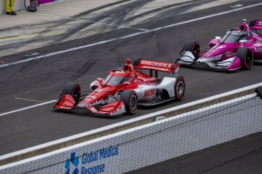 İsveç 'in Kumla kentinden MARCUS ERICSSON (8), Indianapolis Indiana' daki Indianapolis Motor Yarış Pisti 'ndeki GMR Grand Prix sırasında arabasını servise getirdi..