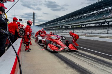 İsveç 'in Kumla kentinden MARCUS ERICSSON (8), Indianapolis Indiana' daki Indianapolis Motor Yarış Pisti 'ndeki GMR Grand Prix sırasında arabasını servise getirdi..