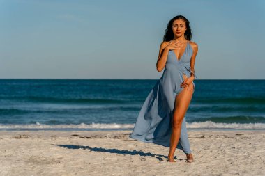 Güzel bir melez bikini modeli sahilde açık havanın tadını çıkarıyor.