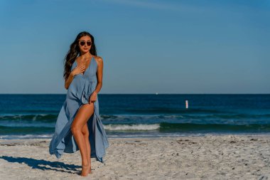 Güzel bir melez bikini modeli sahilde açık havanın tadını çıkarıyor.