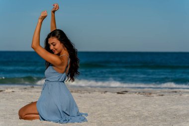 Güzel bir melez bikini modeli sahilde açık havanın tadını çıkarıyor.