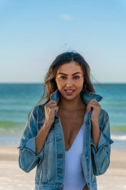 Güzel bir melez bikini modeli sahilde açık havanın tadını çıkarıyor.