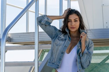 Güzel bir melez bikini modeli sahilde açık havanın tadını çıkarıyor.