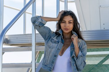 Güzel bir melez bikini modeli sahilde açık havanın tadını çıkarıyor.