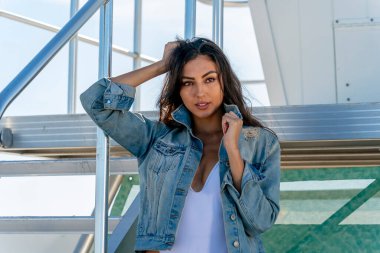 Güzel bir melez bikini modeli sahilde açık havanın tadını çıkarıyor.