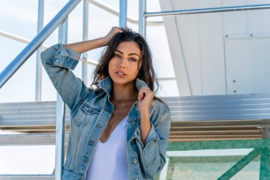 Güzel bir melez bikini modeli sahilde açık havanın tadını çıkarıyor.